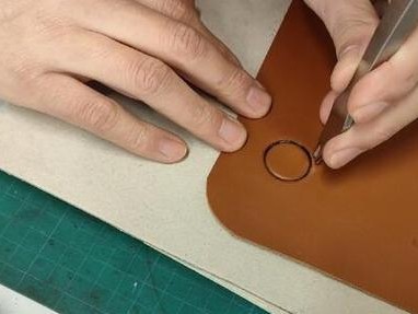 手提电脑皮包制作教程（用心手工打造个人专属皮包，提升品质生活）